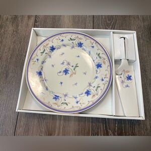 CAKE PLATE & SERVER PORCELAIN IVORY BLUE FLOWER & VINE 10.75 INCH, new in a box